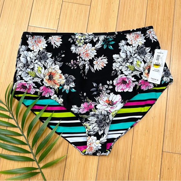 NWT! TORRID reversible bikini swimsuit bottoms, 2X. - Picture 7 of 11